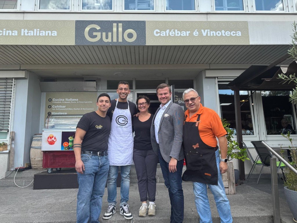 Die Familie Gullo vor dem Caffé