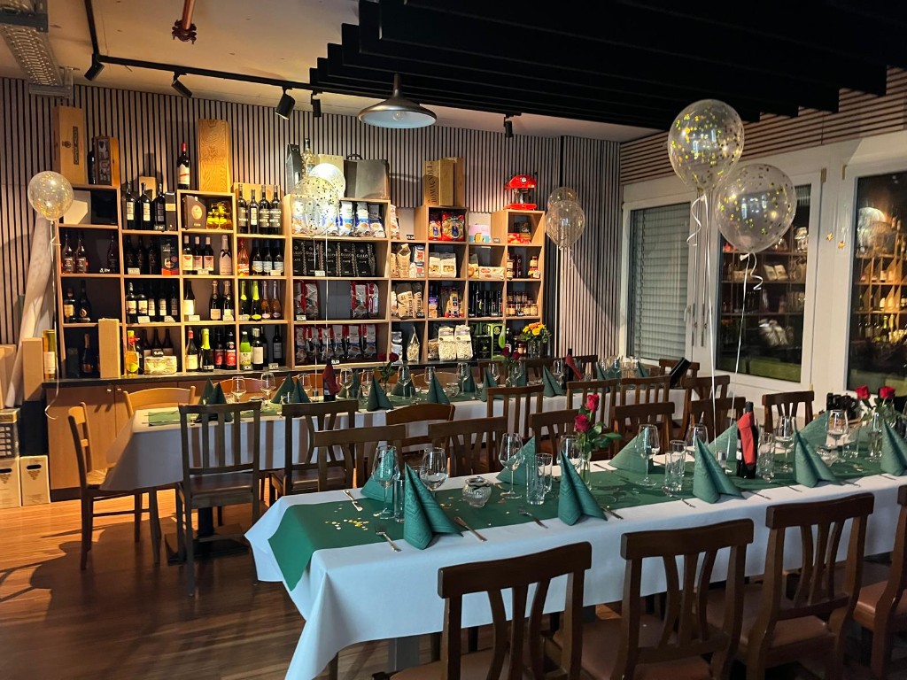 Gedeckter Gastraum mit Weinregal