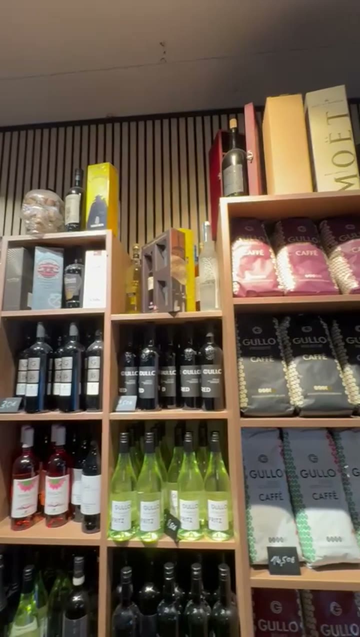 Wein- und Kaffeeregal im Haus